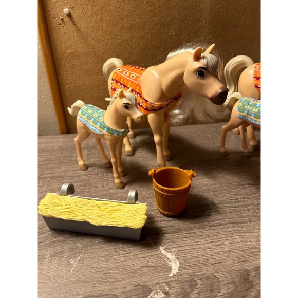 Spirit UnTamed Cuddle Colt & Mama Horses and accessories - Picture 1 of 6